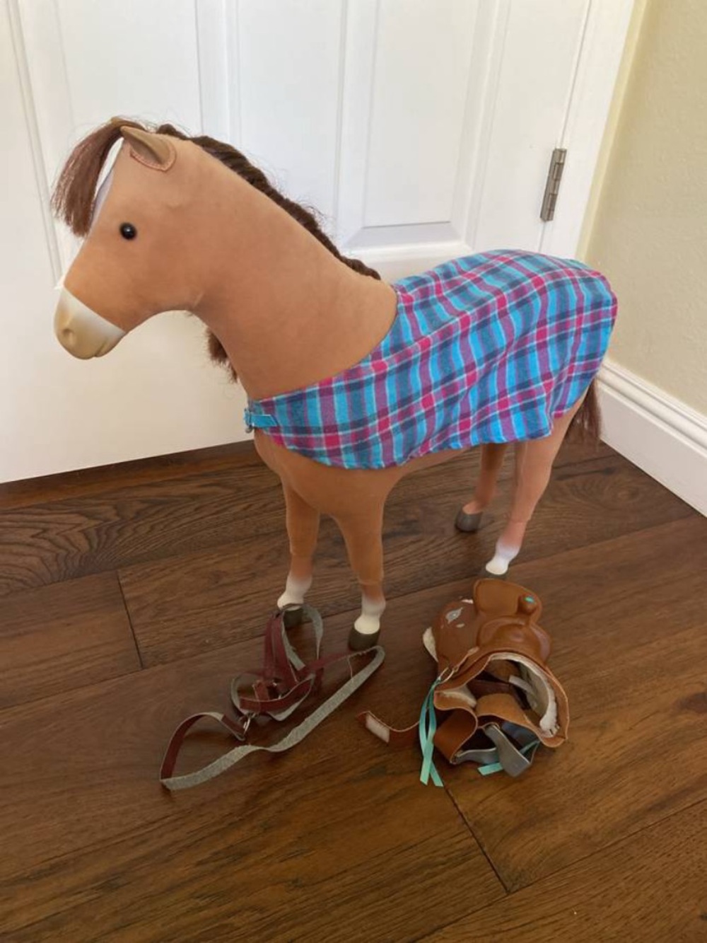 AMERICAN GIRL LOT: Chestnut Horse, Riding Accessories, Riding Outfit - Picture 8 of 9